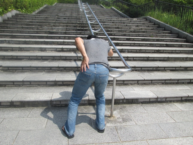 背中の痛みがある男性の写真