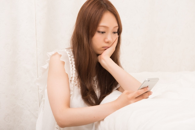 頬杖をつくことも左右の目の大きさの違いに関係があります