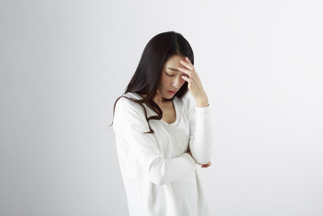 頭を抱える女性の写真